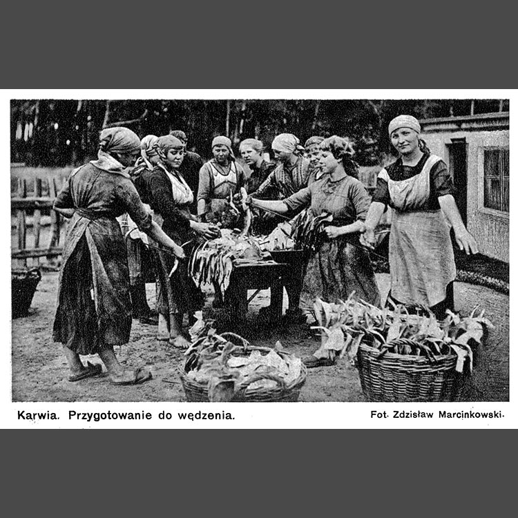 Karwia rok 1919 - wędzarnia Pawła Albrechta, fląderki przygotowywane do wędzenia