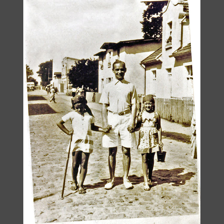 Karwia rok 1938 - główna ulica (obecnie Wojska Polskiego), letnicy warszawscy