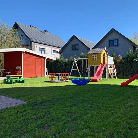 Plac zabaw i miejsce do wypoczynku - z dala od wejścia i parkujących samochodów