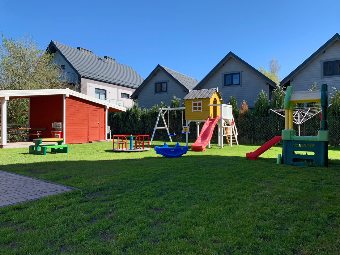 Plac zabaw i miejsce do wypoczynku - z dala od wejścia i parkujących samochodów